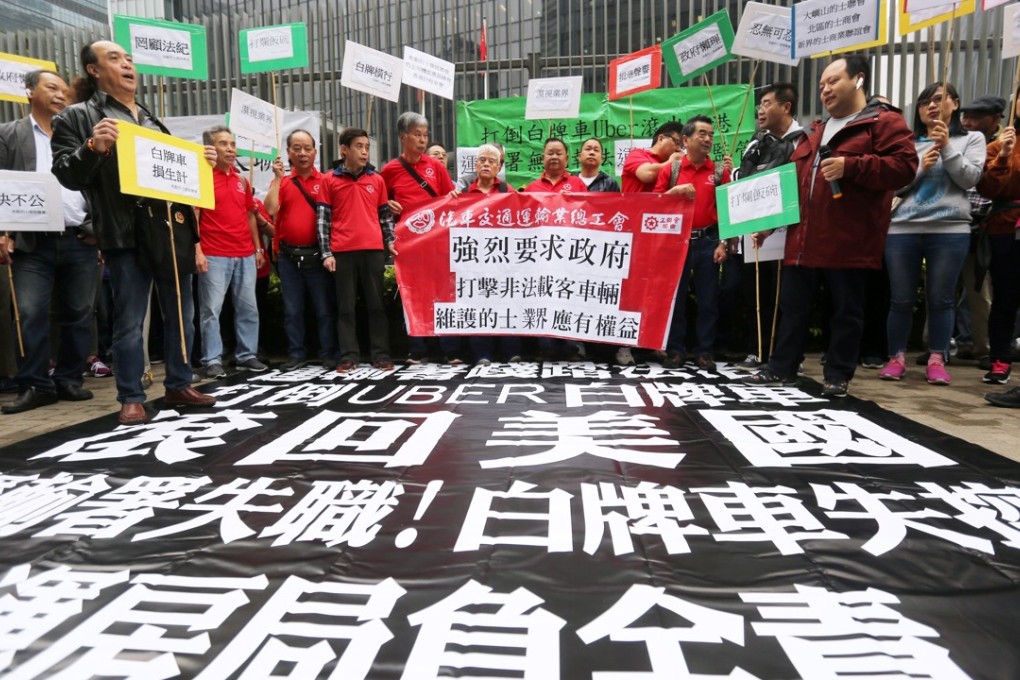 Protesters calling for police to take action against unlicensed taxi drivers. Photo: Xiaomei Chen