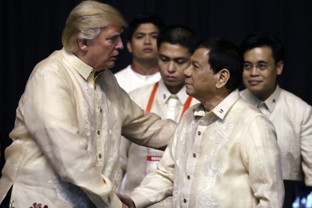 US President Donald Trump shakes hands with Philippine President Rodrigo Duterte at an Asean summit dinner on November 12, 2017, in Manila. Photo: AP