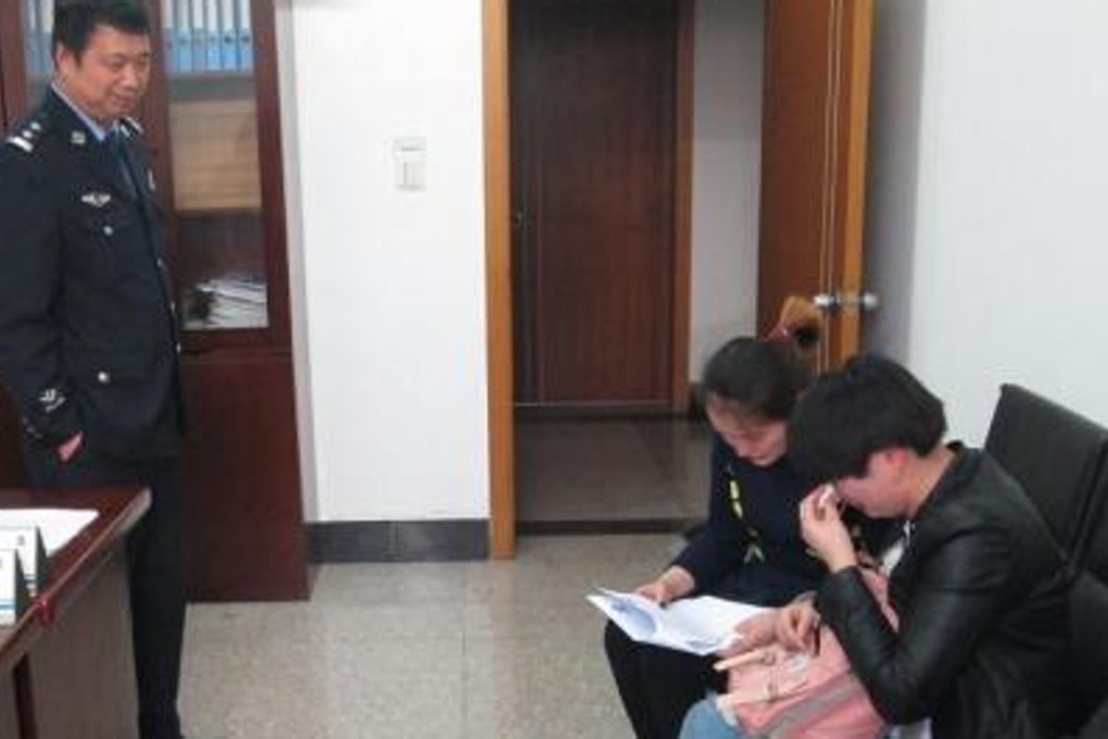 The twin sisters are reunited with the help of police officer Zhao Hangen. Photo: Thepaper.cn