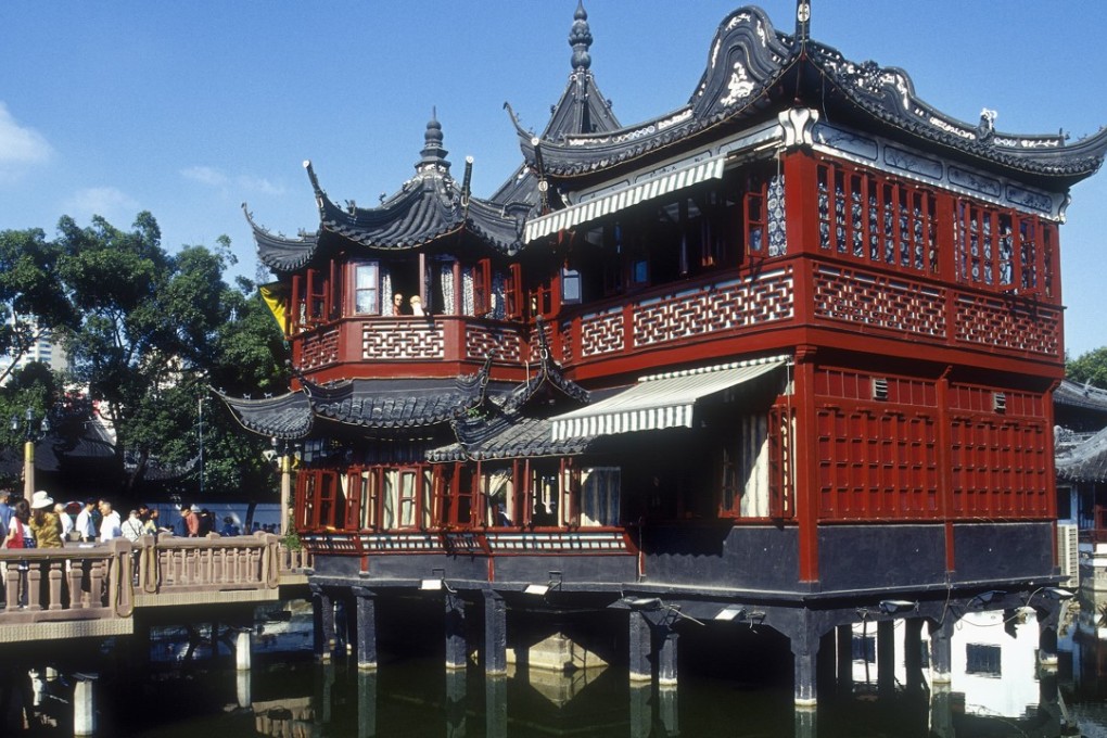 Visitors queue at the Yuyuan Tea House. Shanghai Yuyuan Tourist Mart, which charges a mere 40 yuan to see the Yuyuan Gardens, saw its share price go up by 2.6 per cent. Photo: photolibrary.com