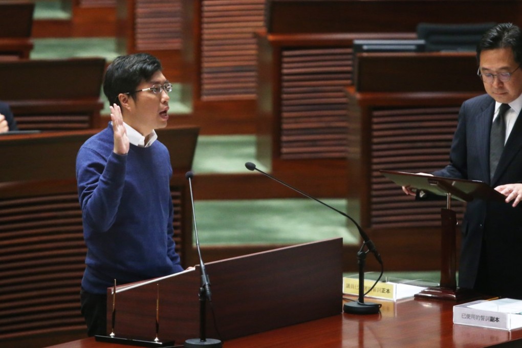 Pan-democrat Au Nok-hin being sworn in. Photo: Sam Tsang