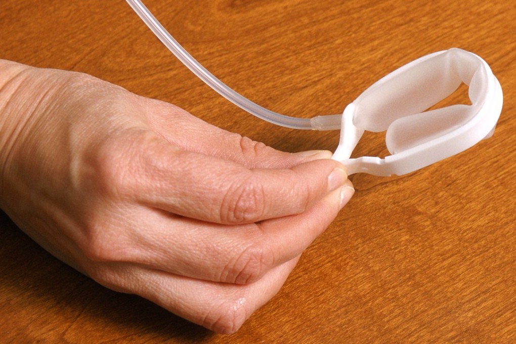 A band surgically strapped around the stomach to restrict food intake and reduce body weight can also ease arthritic knee pain. Photo : Alamy