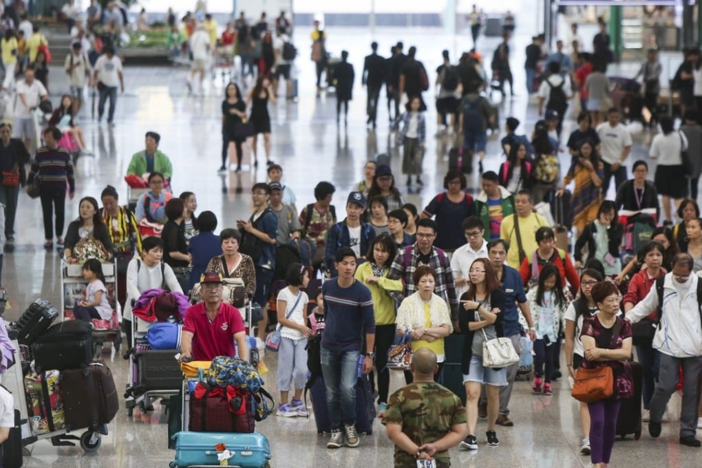 Travellers arriving in Hong Kong via one of several specified control points and carrying more than HK$120,000 in cash must make a written declaration to customs. Photo: Xiaomei Chen