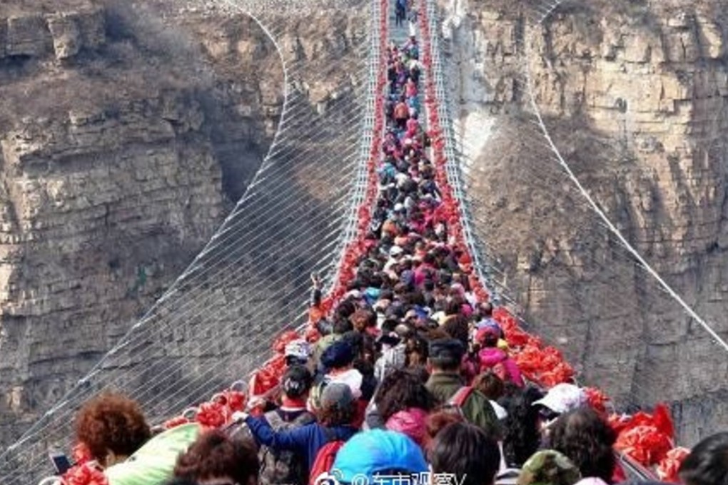 Visitors packed the bridge to its maximum capacity of 600 people. Photo: qq.com