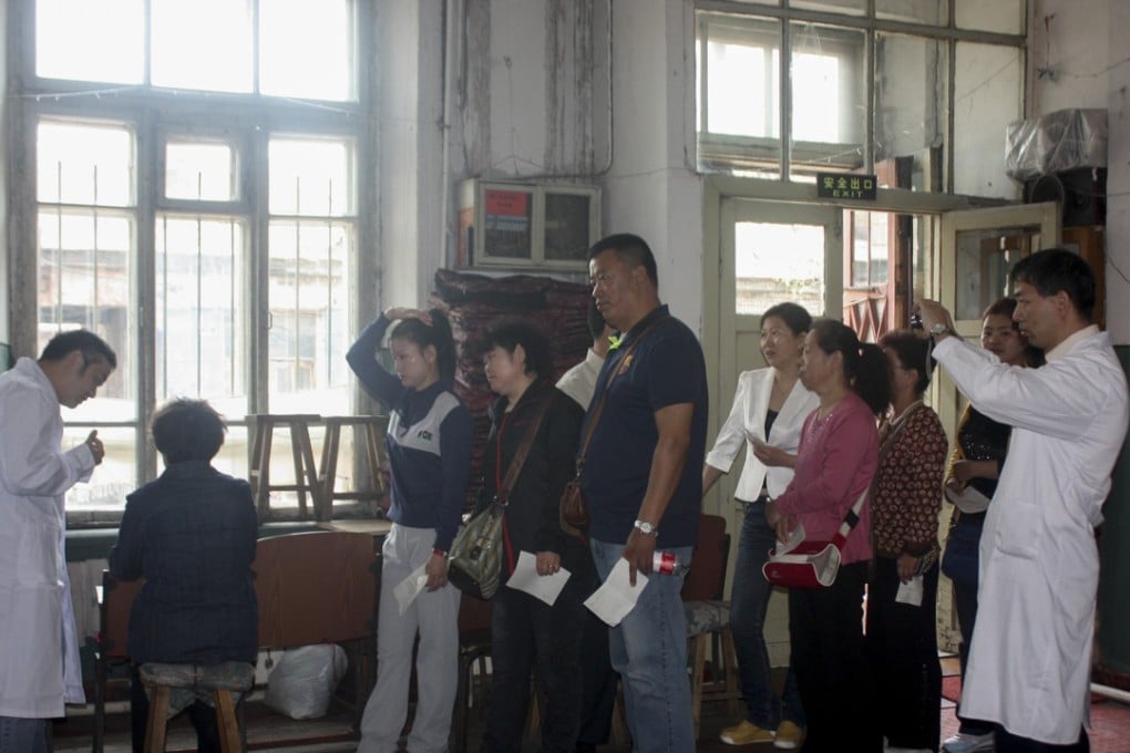 Sampsun Wong treats patients in Chengdu, China. Photo: courtesy of Sampsun Wong