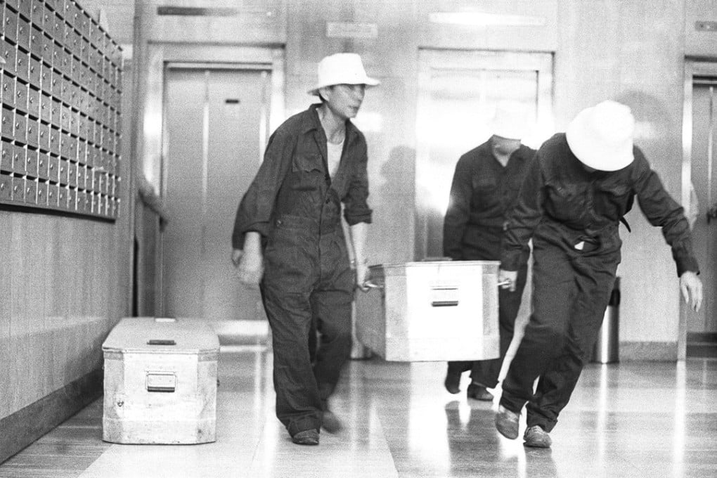 The bodies being removed from Elizabeth House in 1984. Picture: SCMP
