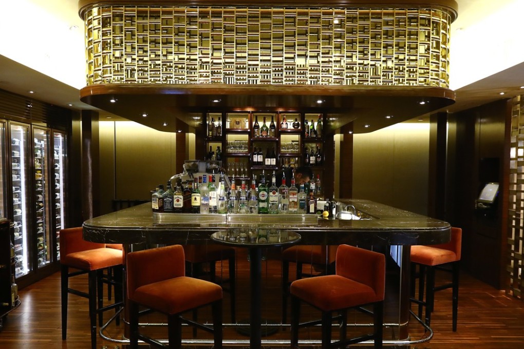 Bar at Lawry's The Prime Rib in Admiralty. Photo: Nora Tam