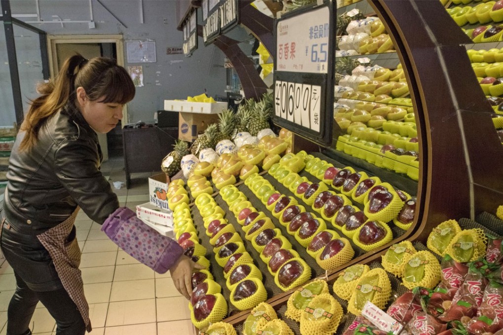 Imported American apples are sold at a grocery store in Beijing. Photo: Bloomberg