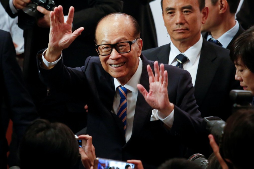 Li Ka-shing waves goodbye after announcing his retirement, saying he plans to step down from his two flagship companies, CK Hutchison Holdings and CK Asset Holdings, formally on May 8th. Photo: Reuters