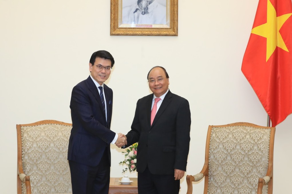 Hong Kong Secretary for Commerce and Economic Development Edward Yau (left) with Vietnam Prime Minister Nguyen Xuan Phuc in Hanoi. Photo: Handout