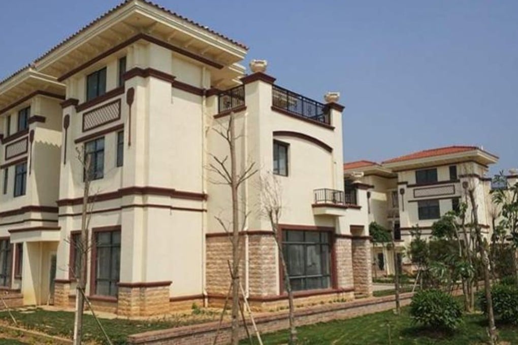 Hundreds of villas paid for by a Chinese tycoon and intended as gifts for the residents of the south China village he grew up in have been sitting empty for months as locals fight over who owns them. Photo: Oeeee.com