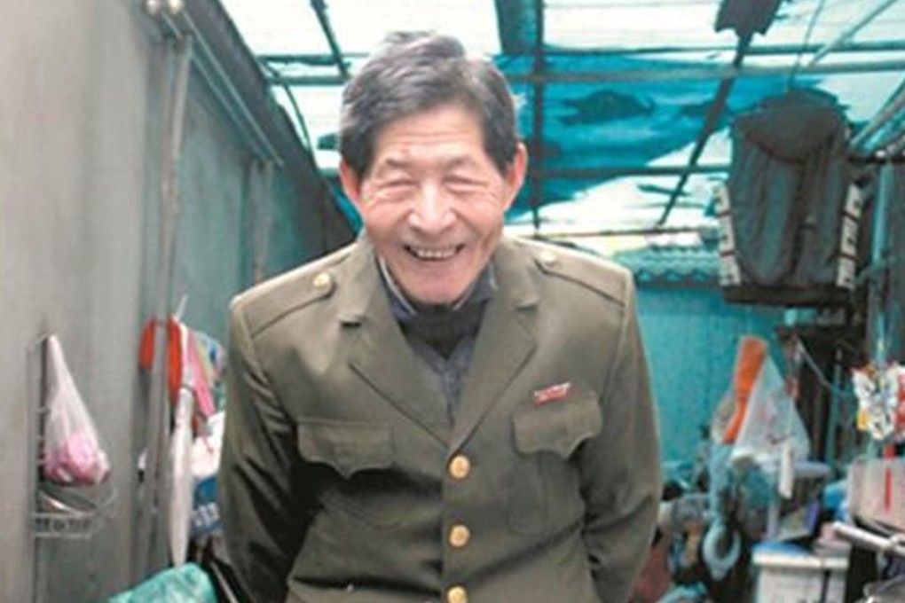 Wang Kunsen, 86, from eastern China sends the money he gets for selling discarded items to students to help them pay their university tuition fees. Photo: 163.com