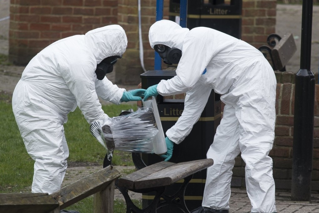 UK Army officers remove the bench, where Sergei Skripal and his daughter were found, gravely poisoned by a nerve agent, in Salisbury, Wiltshire, on March 23. Photo: EPA
