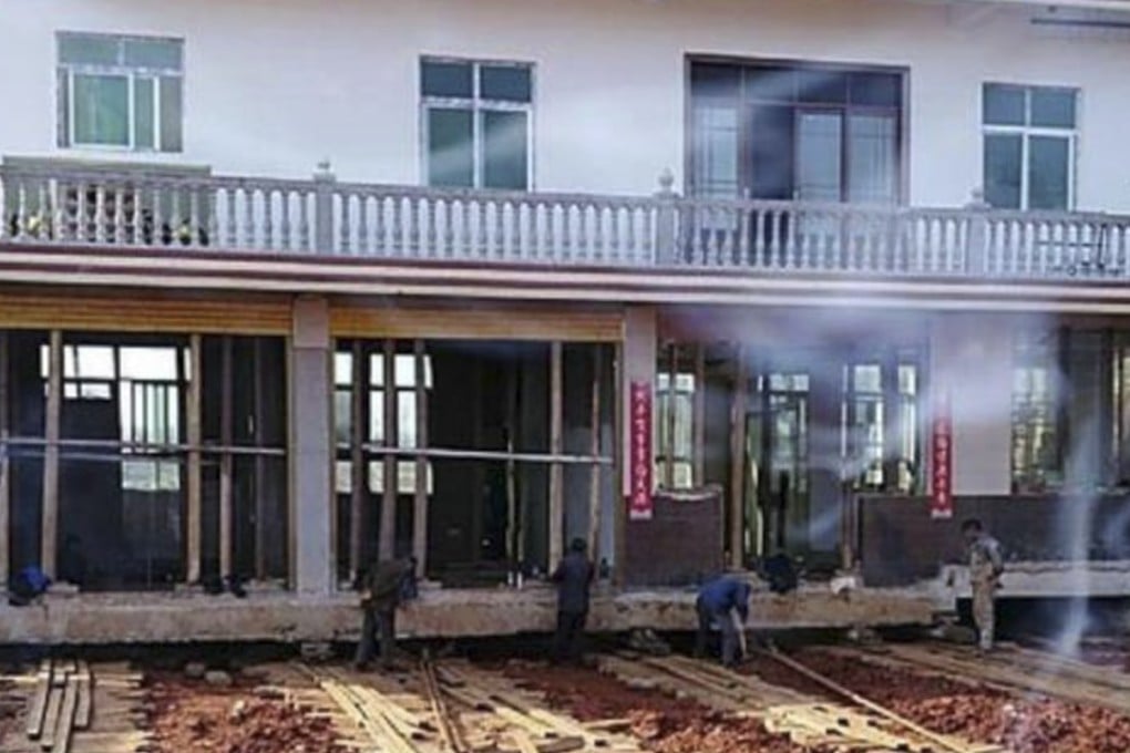 Workers pictured moving the house in Jiangxi province. Photo: News.dayoo.com