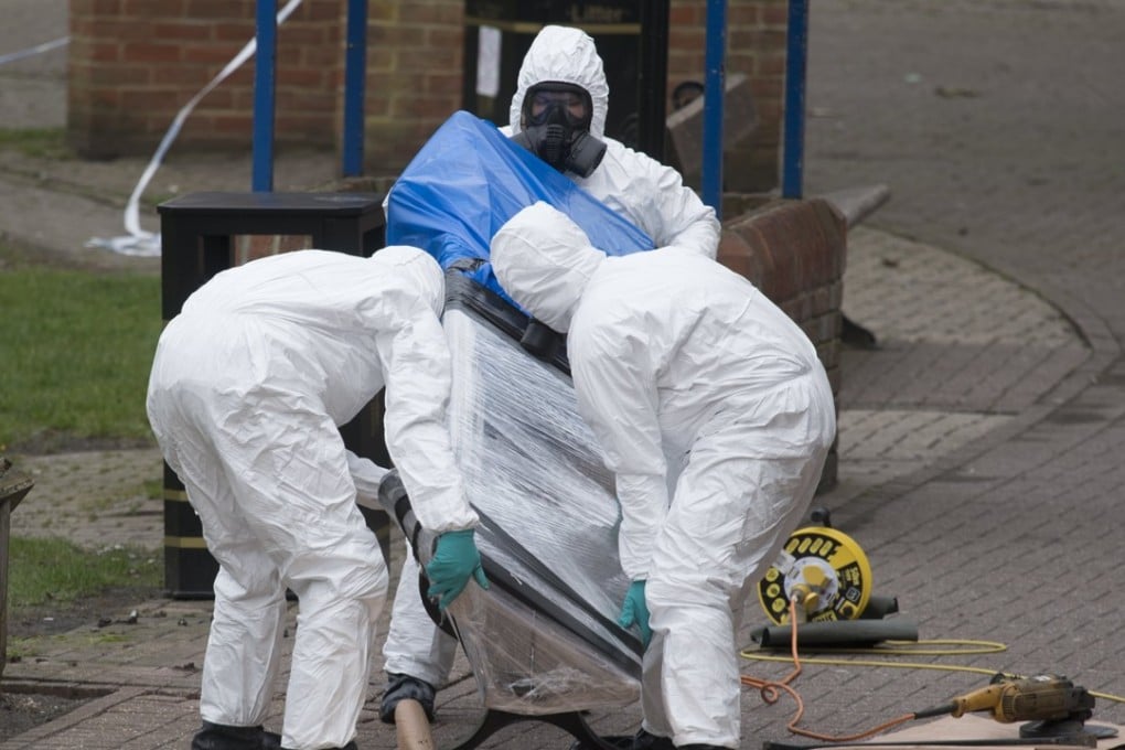 British Army officers on Friday remove the bench on which Sergei Skripal and his daughter were found in Salisbury, Wiltshire, Britain. Police believe the pair were exposed to the nerve agent Novichok occurred at their home in the city. Photo: EPA-EFE