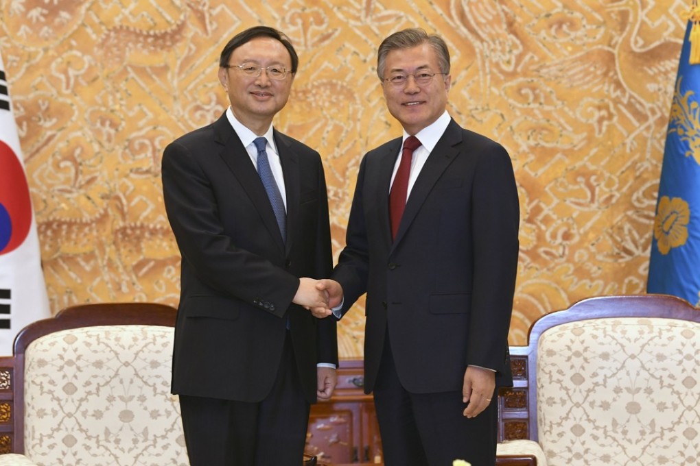 Yang Jiechi (left) meets South Korean President Moon Jae-in (right) in Seoul on Friday during his two-day visit. Photo: EPA-EFE