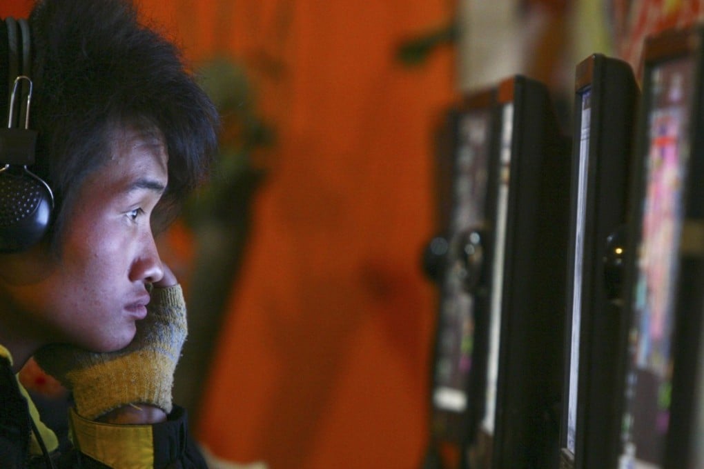 A man uses a computer at an Internet cafe in Fuyang in central China's Anhui province on June 8, 2009. China wants all personal computers sold domestically to come with software that blocks access to online pornography, which it has banned. Photo: AP