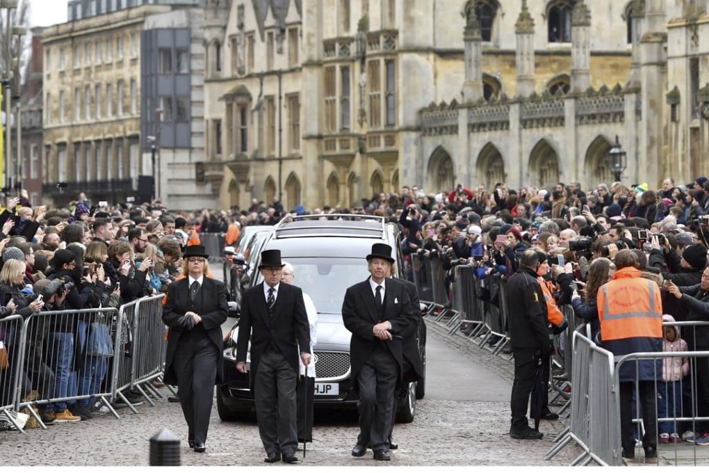 The hearse containing Professor Stephen Hawking arrives at University Church of St Mary the Great as mourners gather to pay their respects, in Cambridge, England. Photo: AP