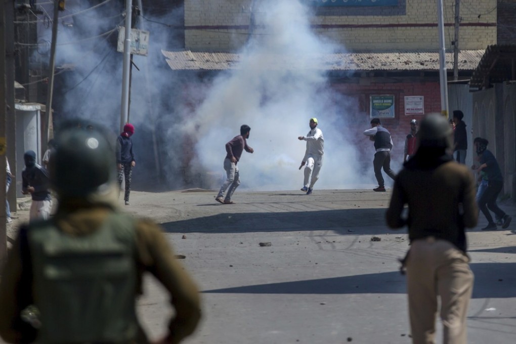 Kashmiri protesters engulfed in tear gas clash with Indian paramilitary soldiers. Photo: AP