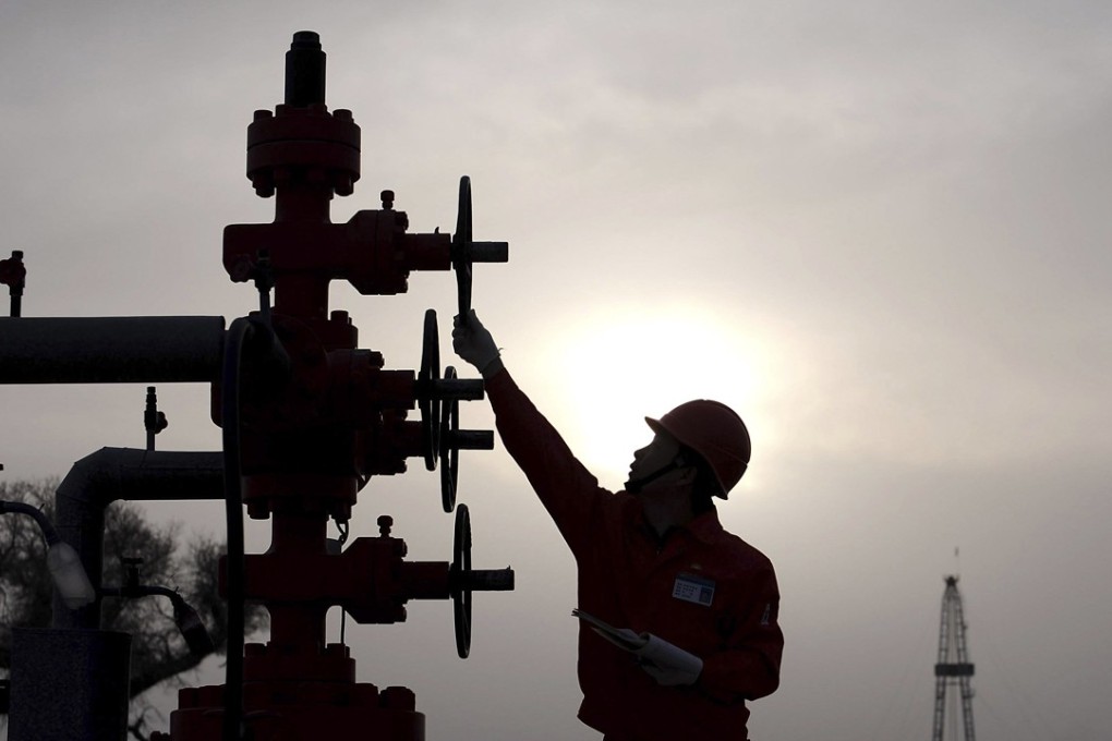 A worker checks pipes at PetroChina's Tarim Oilfield in Taklamakan Desert, in China's western Xinjiang region. Photo: AP