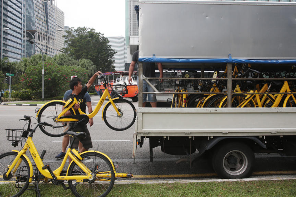 Ofo staff clear away indiscriminately parked shared bicycles around the civic district. Photo: Jason Quah/TODAY