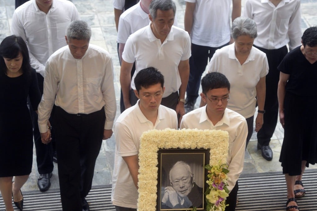 Family members second row left to right: Lee Suet Fern (Lee Hsien Yang's wife), Lee Hsien Yang, Lee Hsien Loong, son and current prime minister, Ho Ching (Lee Hsien Loong's wife) and Lee Wei Ling, daughter, of the late Lee Kuan Yew arrive with his portrait at the start of the state funeral at the University Cultural Centre in Singapore. Photo: AP