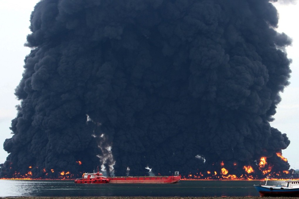 Black smoke rises from a burning oil spill in waters off Balikpapan, Indonesia on Saturday. Photo: Xinhua