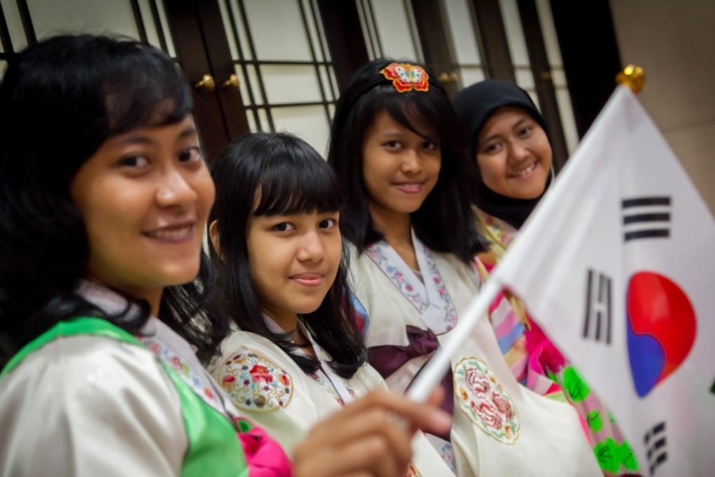 Indonesian university students at the Jakarta Korean Cultural Centre.