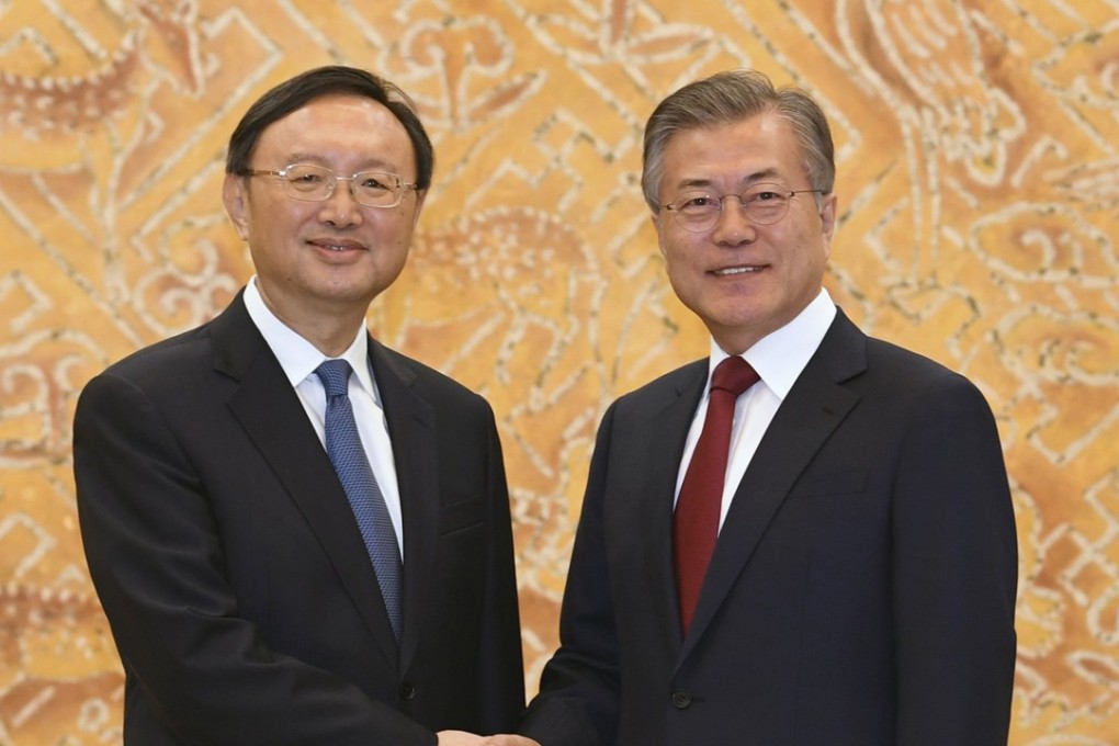 Yang Jiechi (left), a special envoy of Chinese President Xi Jinping, and South Korean President Moon Jae-in agree on the need to maintain peace on the Korean peninsula. Photo: EPA