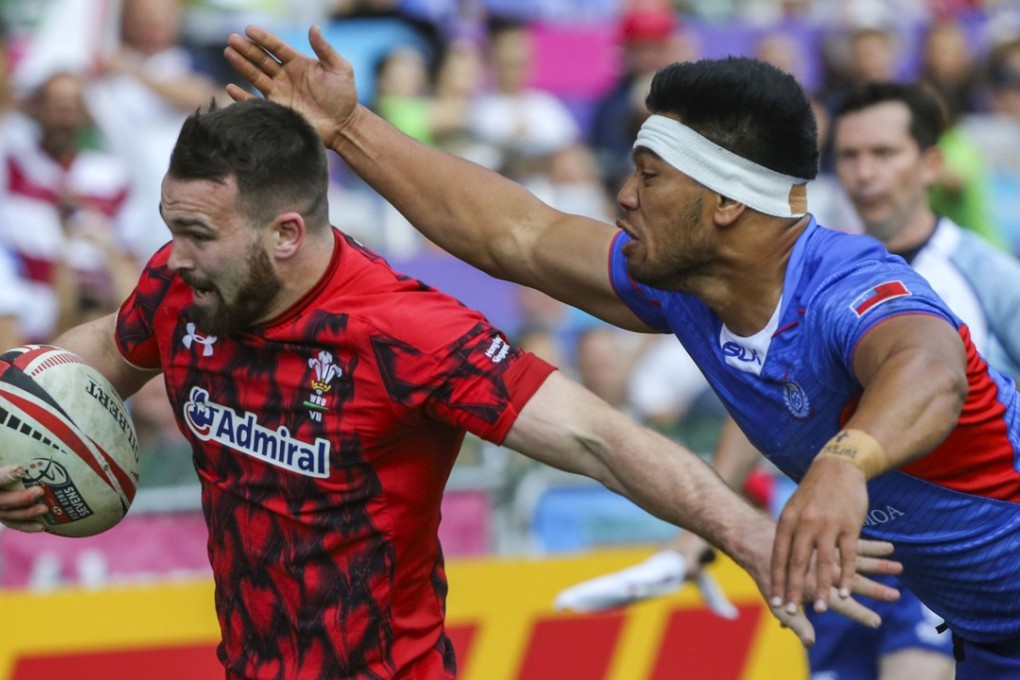 Wales’s Afon Bagshaw (left) goes for a try against Samoa’s Belgium Tuatagaloa on the third and final day of the Rugby Sevens. Photo: Sam Tsang