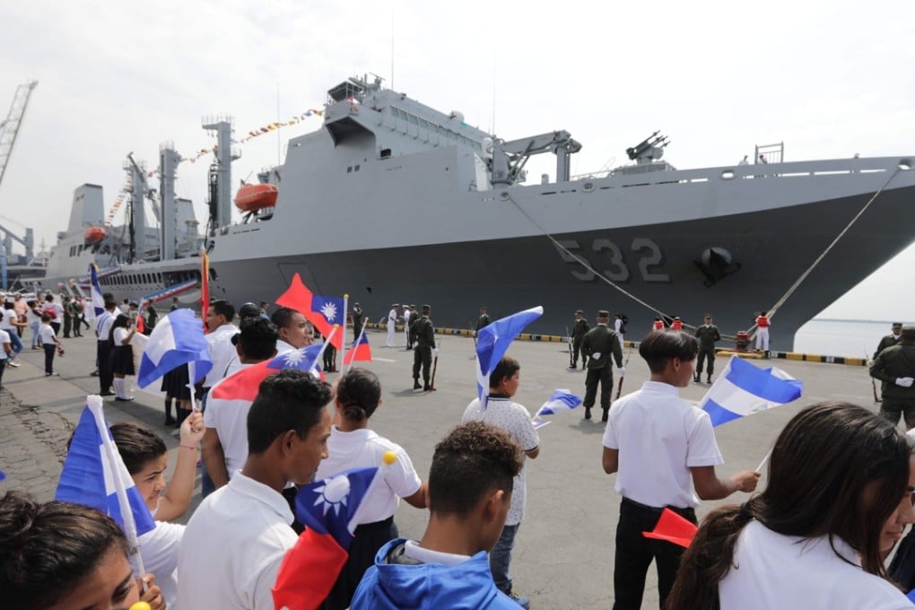 Nicaraguan students wave Taiwanese flags to welcome three Taiwanese Navy warships at Corinto port. Photo: Agence France-Presse