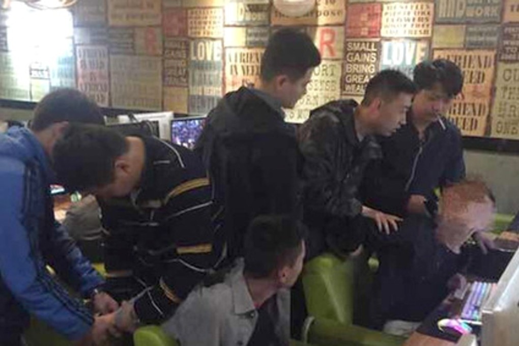 The suspects were arrested while playing games at an internet cafe. Photo: xdkb.net