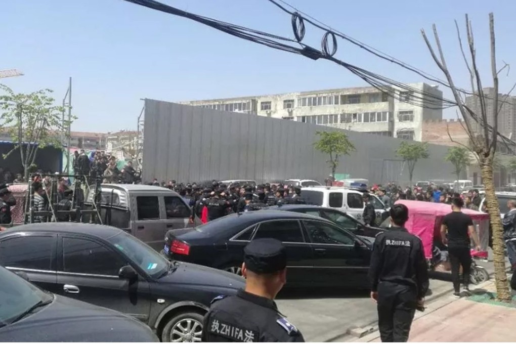 Eight police officers were injured in clashes with more than 100 urban management officials in central China on Sunday. Photo: Weibo