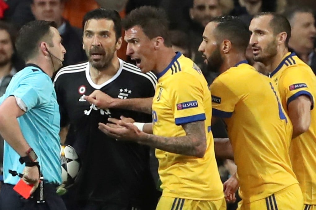 Referee Michael Oliver shows Juventus goalkeeper Gianluigi Buffon (second left) a red card. Photo: EPA