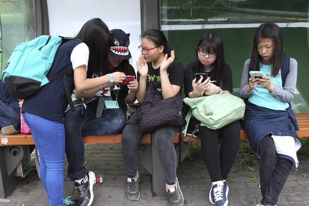 South Korean middle school pupils at a bus station in Seoul. Some Korean apps can send an alert to parents when a child searches keywords such as “suicide,” “pregnancy” and “bully”, or receives messages with those words. Photo: AP