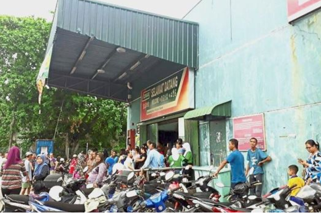 Shoppers waiting outside a supermarket after being told on social media the Crown Prince of Johorail was paying for their grocery bills. Photo: The Star