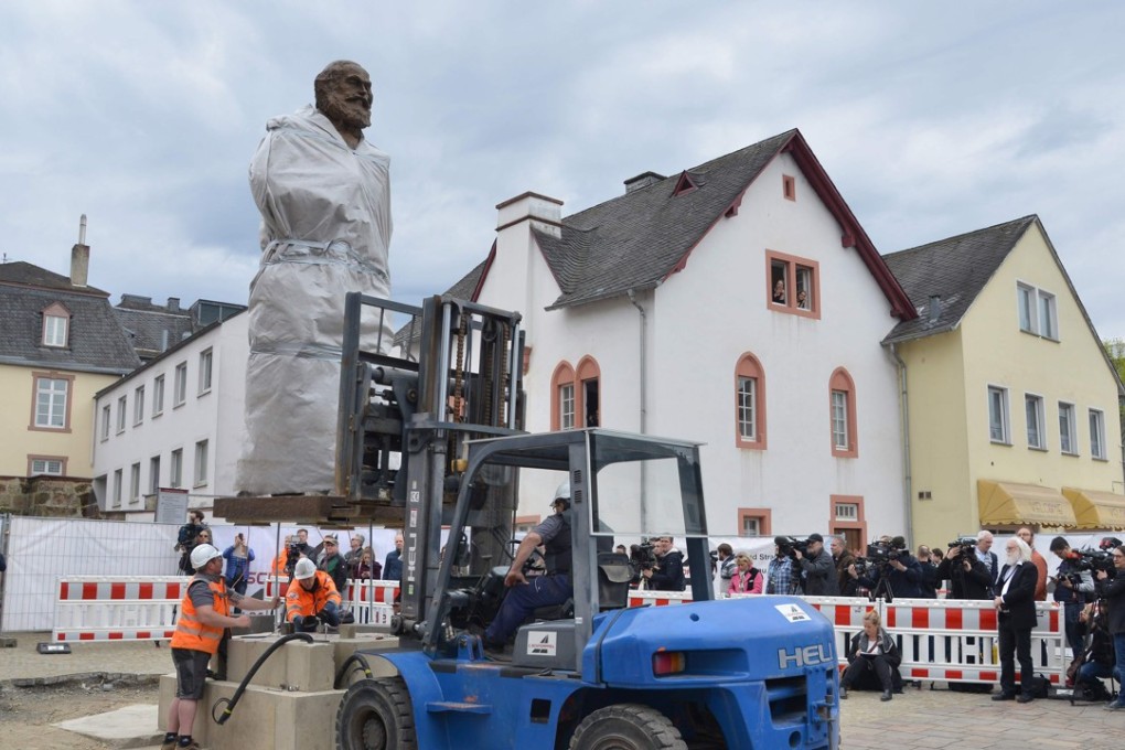 Workers install a statue of German philosopher Karl Marx in Trier, Germany. Photo: AFP