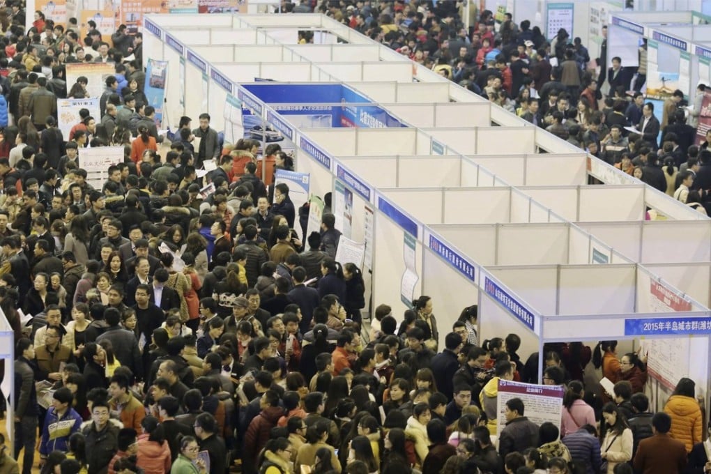 Jobseekers crowd at a job fair in Weifang, Shandong province, March 2, 2015. Photo: Reuters