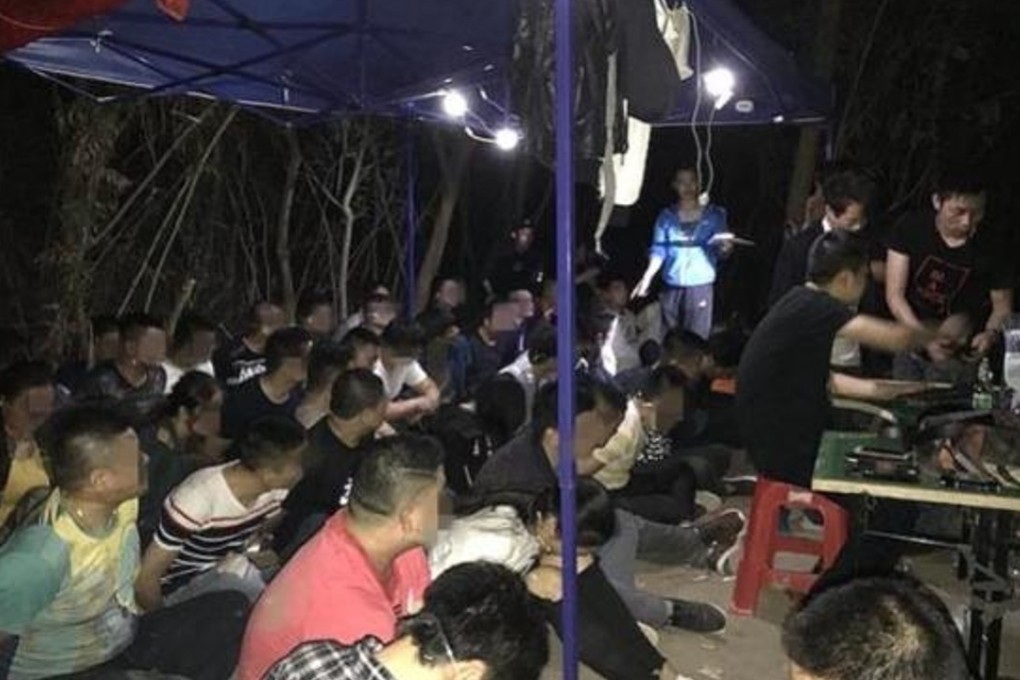 Suspects arrested by the police on the mountain. Photo: Qq.com