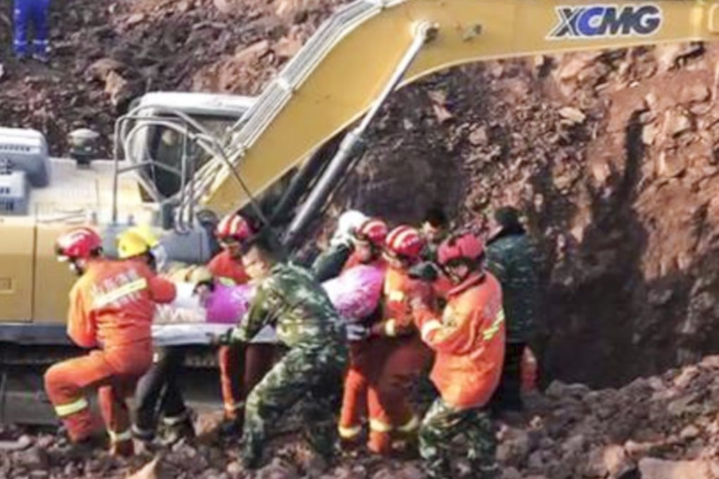 The boy was lifted out and taken to hospital but pronounced dead. Photo: thepaper.cn