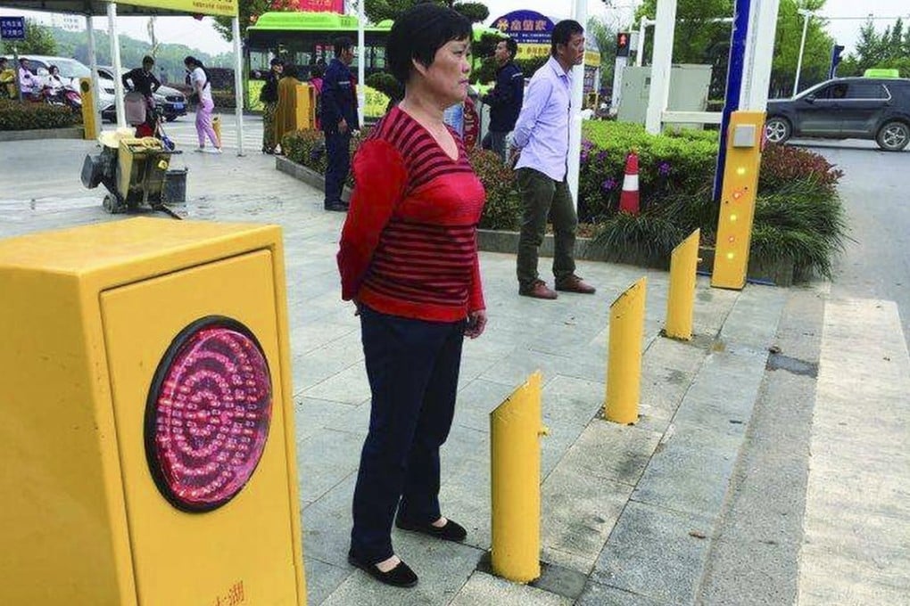 The short bollards that spray water fitted at a pedestrian crossing in Daye. Photo: Weibo