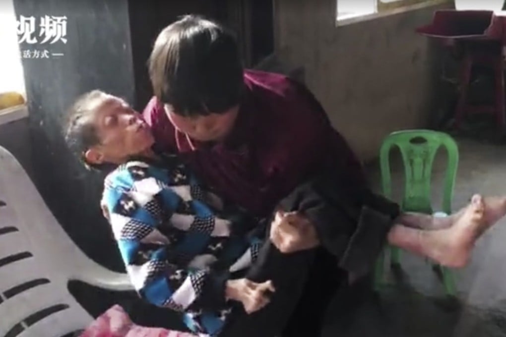 Wu Yuxia pictured caring for her neighbour Liu Siqiang. Photo: New.qq.com