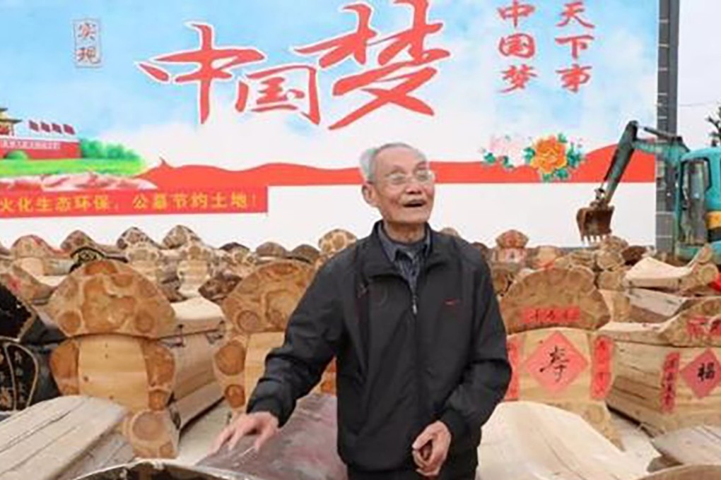 Coffins were donated to be burned under a sign reading “Chinese Dream”. Source: The Paper.cn
