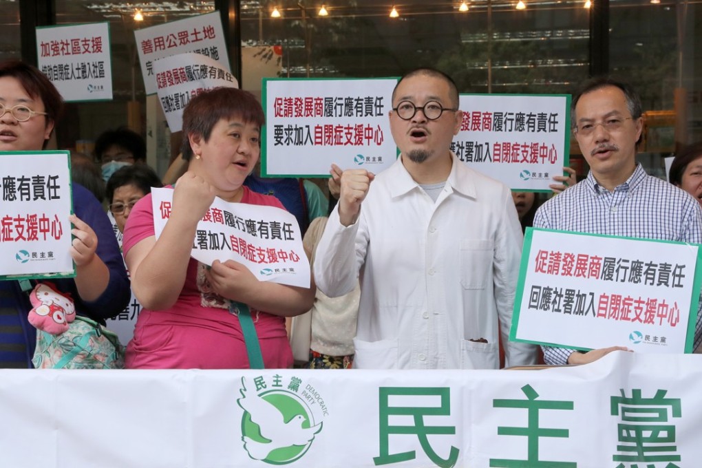 Shiu Ka-chun and Fernando Cheung take part in the protest outside Sun Hung Kai Centre in Wan Chai. Photo: K.Y. Cheng
