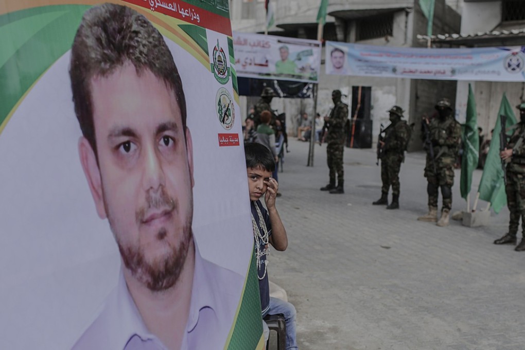 Fighters of Ezz al-Din al- Qassam brigades, the military wing of Hamas, mourn the death of engineer Fadi al-Batsh near his family house in Jabaliya, northern Gaza Strip. Photo: EPA