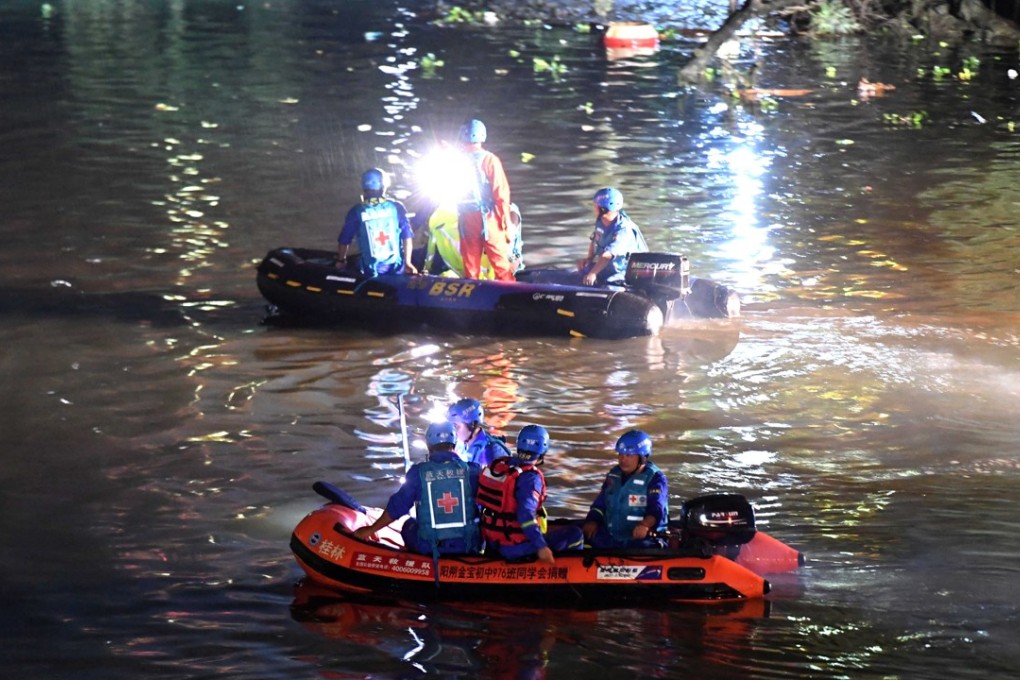 Rescuers search the site of the boat accident on the Taohua River in Guilin on Saturday. Photo: Xinhua