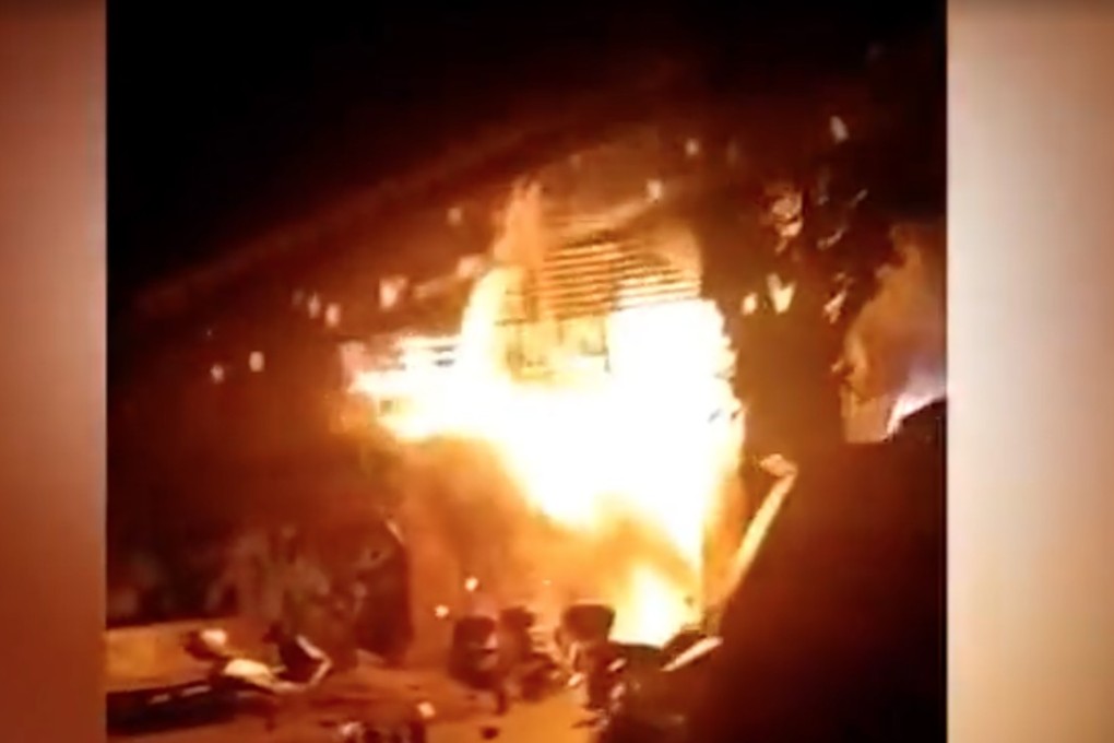 Flames tear through the building in the early hours of Tuesday morning. Photo: Qq.com