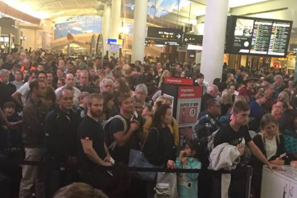 Passenger goes through Auckland Airport security with knife, causing