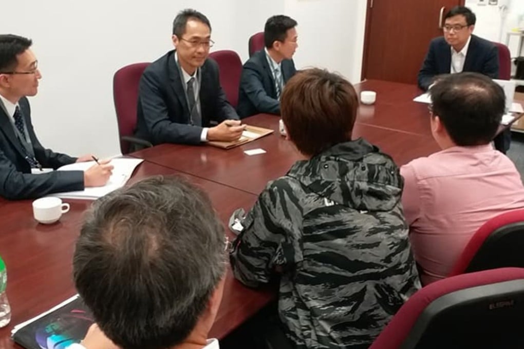 James To meets police officers and the motorists who obeyed police orders to create a “human roadblock”, on April 18. New Territories North regional commander Kwok Yam-yung pledged that the three drivers will not be sued. Photo: Facebook