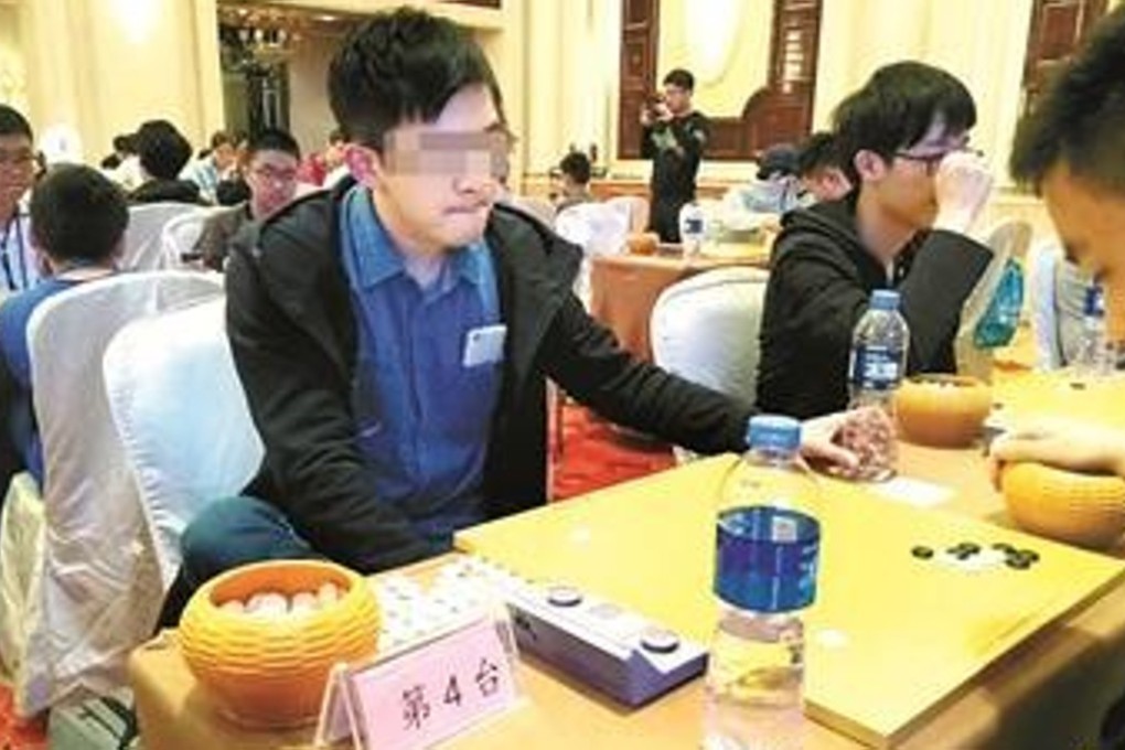 The player was said to have placed his phone in his shirt pocket with the camera facing the board. Photo: 163.com